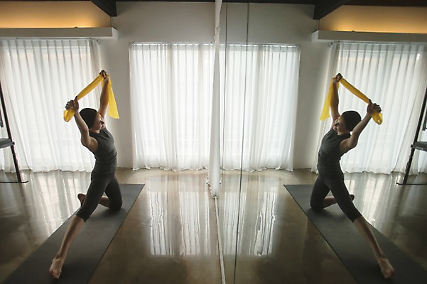 포토 JPG 전신 여자 요가 실내 건강 한명 앉기 성인 옆모습 30대 한국인 매트 잡기 필라테스 헬스밴드 성인여자한명만 국내포토 1 웰빙 뷰포인트 모션 사람 동양인 내부 장년 운동 여자한명만 성인여자만 파일형식