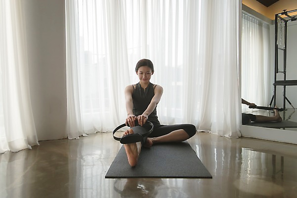 포토 JPG 전신 여자 요가 실내 한명 앉기 성인 앞모습 30대 스트레칭 한국인 매트 필라테스 성인여자한명만 국내포토 1 웰빙 뷰포인트 모션 사람 동양인 내부 장년 운동 여자한명만 성인여자만 파일형식