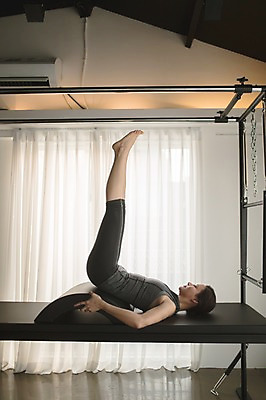 포토 JPG 전신 여자 실내 한명 성인 옆모습 30대 눕기 운동기구 스트레칭 한국인 교정 등받이 필라테스 성인여자한명만 기구필라테스 필라테스기구 국내포토 1 뷰포인트 모션 사람 동양인 내부 장년 운동 헬스 여자한명만 성인여자만 파일형식