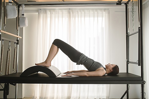 포토 JPG 전신 여자 실내 한명 성인 옆모습 30대 눕기 운동기구 스트레칭 한국인 교정 등받이 필라테스 성인여자한명만 기구필라테스 필라테스기구 국내포토 1 뷰포인트 모션 사람 동양인 내부 장년 운동 헬스 여자한명만 성인여자만 파일형식