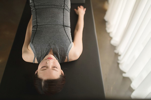 포토 JPG 여자 실내 한명 상반신 성인 앞모습 30대 하이앵글 눕기 운동기구 스트레칭 한국인 교정 등받이 필라테스 성인여자한명만 기구필라테스 국내포토 1 뷰포인트 모션 사람 동양인 내부 장년 운동 헬스 여자한명만 성인여자만 파일형식