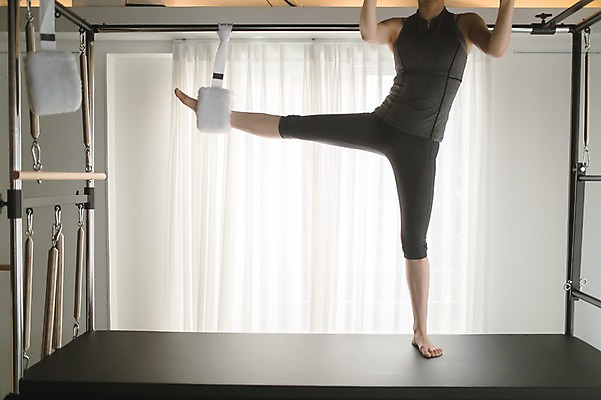 포토 JPG 여자 실내 한명 서기 성인 앞모습 30대 운동기구 스트레칭 한국인 하반신 필라테스 성인여자한명만 기구필라테스 필라테스기구 국내포토 1 뷰포인트 모션 사람 동양인 내부 장년 운동 헬스 여자한명만 성인여자만 파일형식