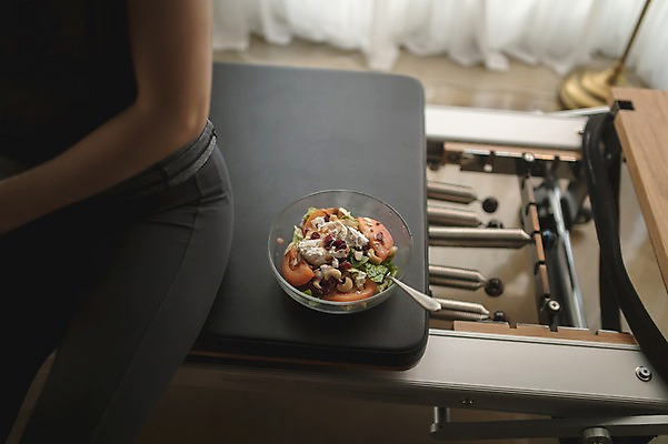 포토 JPG 여자 음식 포크 토마토 휴식 치즈 실내 한명 앉기 근접촬영 상반신 성인 앞모습 30대 샐러드 한국인 먹기 필라테스 성인여자한명만 국내포토 1 식기 뷰포인트 컨셉 채소 모션 유제품 사람 동양인 내부 장년 운동 여자한명만 성인여자만 파일형식