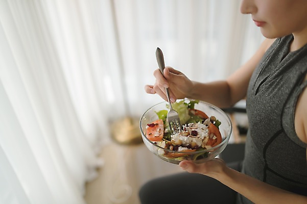 포토 JPG 여자 음식 포크 휴식 실내 한명 서기 근접촬영 상반신 성인 옆모습 30대 샐러드 한국인 먹기 필라테스 성인여자한명만 국내포토 1 식기 뷰포인트 컨셉 모션 사람 동양인 내부 장년 운동 여자한명만 성인여자만 파일형식
