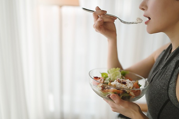 포토 JPG 여자 음식 휴식 실내 한명 서기 근접촬영 상반신 성인 옆모습 30대 샐러드 한국인 먹기 필라테스 성인여자한명만 국내포토 1 뷰포인트 컨셉 모션 사람 동양인 내부 장년 운동 여자한명만 성인여자만 파일형식