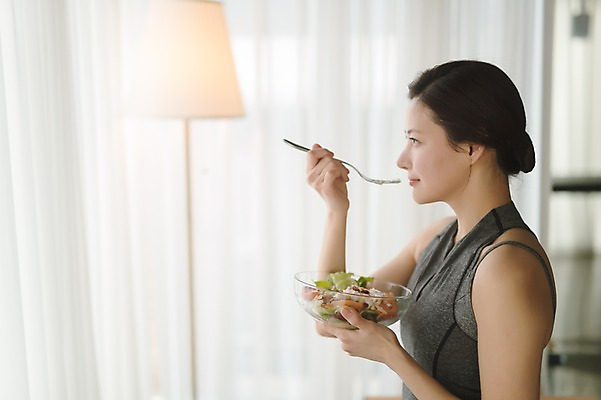 포토 JPG 여자 음식 포크 휴식 실내 한명 서기 들기 상반신 성인 옆모습 30대 샐러드 한국인 먹기 필라테스 성인여자한명만 국내포토 1 식기 뷰포인트 컨셉 모션 사람 동양인 내부 장년 운동 여자한명만 성인여자만 파일형식