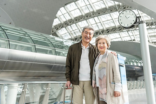 포토 JPG 주간 여자 노년 남자 여행 실내 서기 미소 상반신 두명 앞모습 캐리어 노부부 한국인 60대 공항 즐거움 시계탑 인천국제공항 노인만 국내포토 자연요소 부부 감정 뷰포인트 교통시설 모션 표정 사람 동양인 성인 내부 탑 여행가방 인천 성인만 파일형식 커플 교통 가방 한국 인종 시설 잡화 아시아 관계 나라