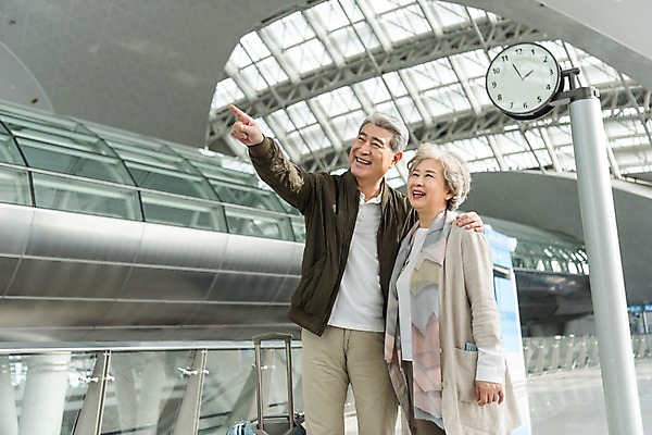포토 JPG 주간 여자 노년 남자 여행 실내 서기 미소 상반신 두명 앞모습 캐리어 노부부 한국인 가리킴 60대 공항 즐거움 시계탑 인천국제공항 노인만 어깨에손 국내포토 자연요소 부부 감정 뷰포인트 교통시설 모션 표정 사람 동양인 손짓 성인 내부 탑 여행가방 인천 성인만 파일형식