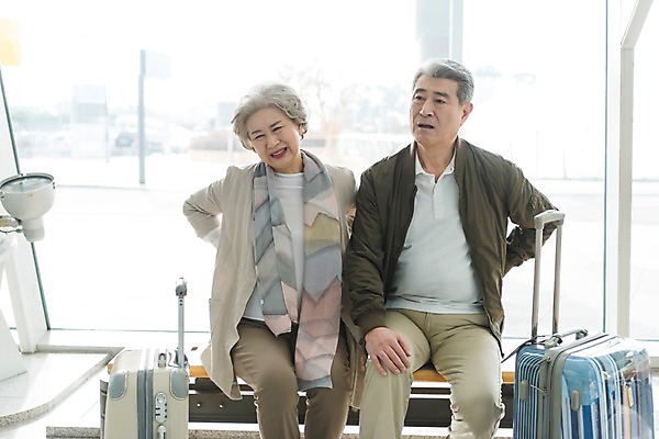 포토 JPG 주간 여자 노년 남자 여행 의자 실내 앉기 상반신 두명 앞모습 캐리어 노부부 고통 한국인 60대 공항 무릎통증 울상 인천국제공항 허리통증 힘듦 노인만 국내포토 자연요소 부부 감정 뷰포인트 가구 컨셉 교통시설 모션 사람 동양인 성인 내부 여행가방 인천 성인만 파일형식