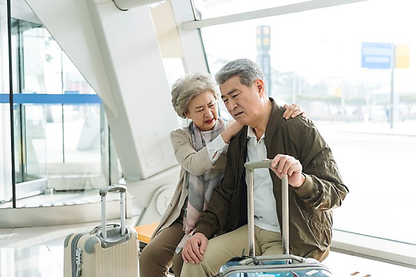 포토 JPG 주간 여자 노년 남자 여행 의자 실내 앉기 상반신 두명 앞모습 캐리어 노부부 고통 한국인 60대 공항 어깨주무르기 울상 인천국제공항 힘듦 노인만 어깨에손 국내포토 자연요소 부부 감정 뷰포인트 가구 컨셉 교통시설 모션 사람 동양인 성인 내부 여행가방 인천 주무르기 성인만 파일형식