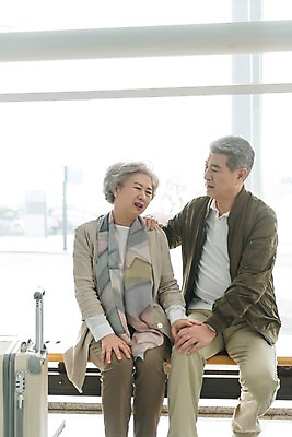 포토 JPG 주간 여자 노년 남자 여행 의자 실내 앉기 상반신 두명 앞모습 노부부 고통 한국인 60대 공항 안마기 울상 인천국제공항 힘듦 노인만 어깨에손 국내포토 자연요소 부부 감정 뷰포인트 가구 컨셉 교통시설 모션 사람 동양인 성인 내부 인천 성인만 파일형식