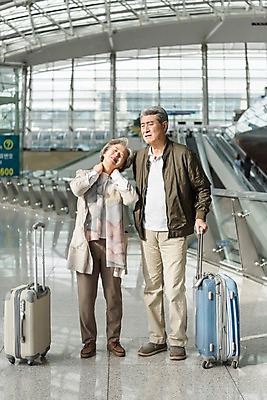 포토 JPG 주간 전신 여자 노년 남자 여행 실내 피곤 두명 앞모습 손들기 캐리어 노부부 고통 한국인 60대 공항 울상 인천국제공항 힘듦 노인만 국내포토 자연요소 부부 감정 뷰포인트 컨셉 교통시설 모션 사람 동양인 성인 내부 여행가방 인천 성인만 파일형식