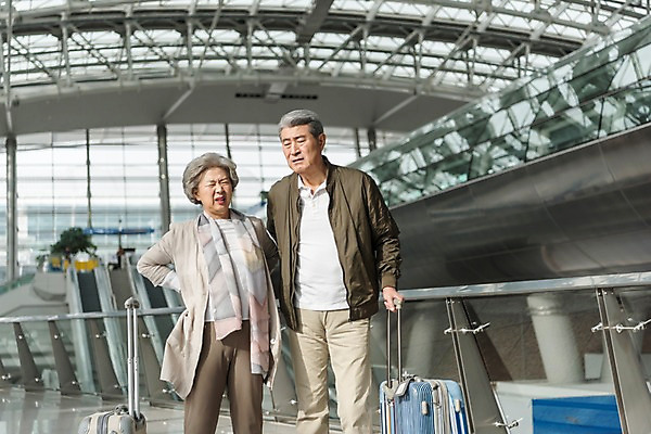 포토 JPG 주간 여자 노년 남자 여행 허리손 실내 피곤 상반신 두명 앞모습 걷기 노부부 고통 한국인 60대 공항 울상 인천국제공항 힘듦 노인만 국내포토 자연요소 부부 감정 뷰포인트 포즈 컨셉 교통시설 모션 사람 동양인 성인 내부 인천 성인만 파일형식