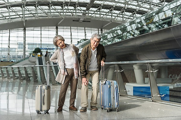 포토 JPG 주간 전신 여자 노년 남자 여행 허리손 실내 피곤 두명 앞모습 캐리어 노부부 한국인 60대 공항 울상 인천국제공항 힘듦 노인만 국내포토 자연요소 부부 뷰포인트 포즈 컨셉 교통시설 사람 동양인 성인 내부 여행가방 인천 성인만 파일형식