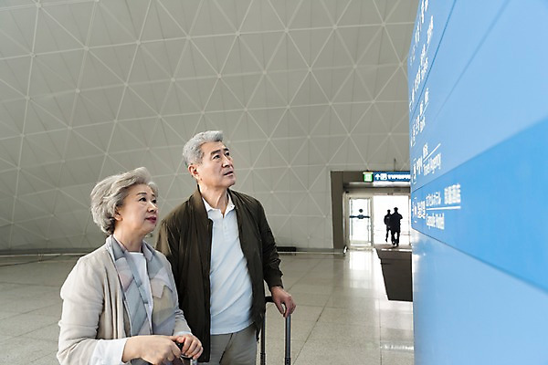 포토 JPG 주간 응시 여자 남자 실내 서기 상반신 두명 옆모습 캐리어 노부부 한국인 표지판 60대 공항 곤란 인천국제공항 노인만 국내포토 자연요소 부부 시선 노년 뷰포인트 교통시설 모션 알림판 사람 동양인 내부 여행가방 인천 성인만 파일형식