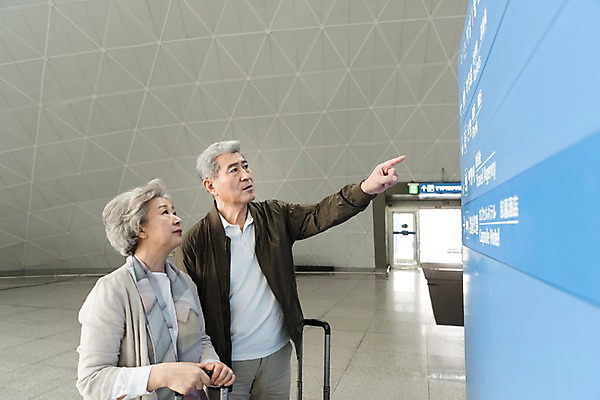 포토 JPG 주간 여자 남자 실내 서기 상반신 두명 옆모습 노부부 한국인 가리킴 표지판 60대 공항 곤란 인천국제공항 노인만 국내포토 자연요소 부부 노년 뷰포인트 교통시설 모션 알림판 사람 동양인 손짓 내부 인천 성인만 파일형식