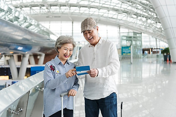 포토 JPG 주간 응시 여자 남자 여행 실내 서기 미소 상반신 두명 앞모습 캐리어 노부부 한국인 가리킴 60대 공항 통장 인천국제공항 노인만 국내포토 자연요소 부부 시선 노년 뷰포인트 교통시설 모션 표정 사람 동양인 손짓 내부 금융 여행가방 인천 성인만 파일형식