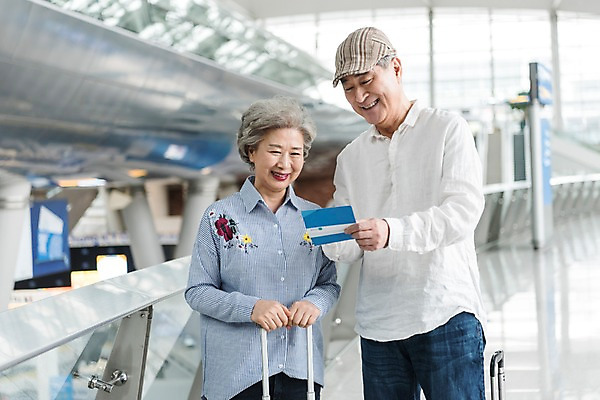 포토 JPG 주간 응시 여자 남자 여행 실내 서기 미소 상반신 두명 앞모습 캐리어 노부부 한국인 60대 공항 통장 인천국제공항 노인만 국내포토 자연요소 부부 시선 노년 뷰포인트 교통시설 모션 표정 사람 동양인 내부 금융 여행가방 인천 성인만 파일형식