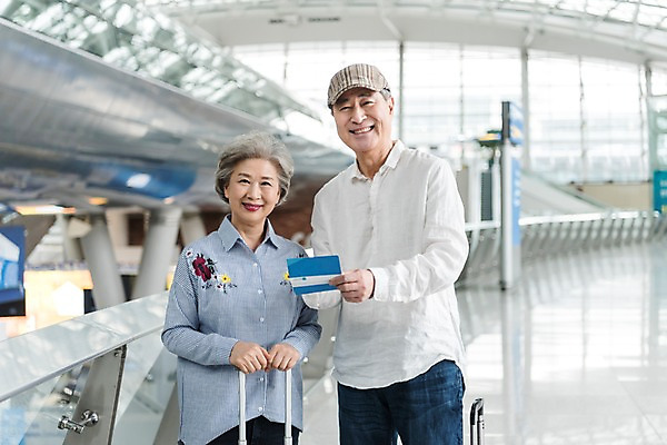 포토 JPG 주간 응시 여자 남자 여행 실내 서기 미소 상반신 두명 앞모습 캐리어 노부부 한국인 60대 공항 통장 인천국제공항 노인만 국내포토 자연요소 부부 시선 노년 뷰포인트 교통시설 모션 표정 사람 동양인 내부 금융 여행가방 인천 성인만 파일형식