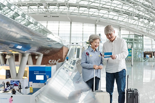 포토 JPG 주간 응시 여자 남자 여행 실내 서기 미소 상반신 두명 앞모습 캐리어 노부부 한국인 잡기 60대 공항 통장 인천국제공항 노인만 국내포토 자연요소 부부 시선 노년 뷰포인트 교통시설 모션 표정 사람 동양인 내부 금융 여행가방 인천 성인만 파일형식