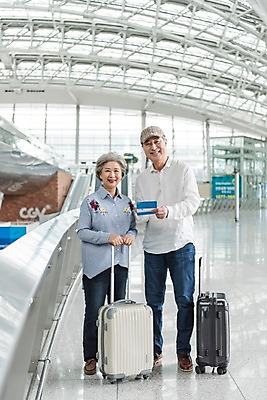 포토 JPG 주간 전신 여자 노년 남자 여행 실내 서기 미소 두명 앞모습 캐리어 노부부 한국인 잡기 60대 공항 통장 인천국제공항 노인만 국내포토 자연요소 부부 뷰포인트 교통시설 모션 표정 사람 동양인 성인 내부 금융 여행가방 인천 성인만 파일형식