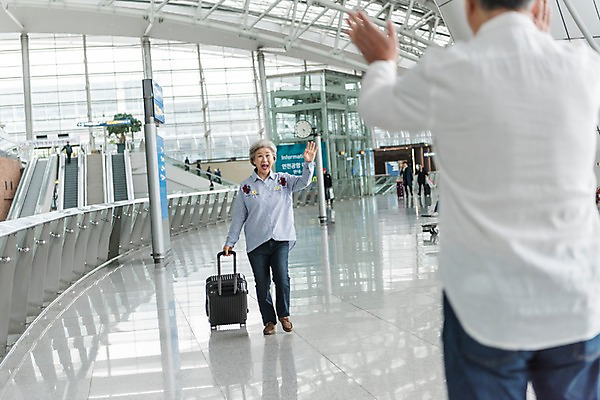 포토 JPG 주간 전신 여자 노년 남자 여행 실내 상반신 두명 앞모습 뒷모습 걷기 캐리어 노부부 한국인 60대 공항 손인사 반가움 인천국제공항 노인만 국내포토 자연요소 부부 감정 뷰포인트 교통시설 모션 사람 동양인 성인 내부 여행가방 인사 인천 성인만 파일형식