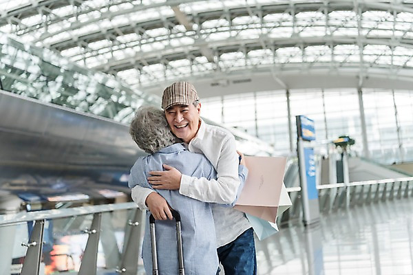 포토 JPG 주간 여자 노년 남자 여행 안기 포옹 실내 서기 웃음 상반신 두명 앞모습 뒷모습 쇼핑백 캐리어 노부부 여러개 한국인 잡기 60대 공항 인천국제공항 노인만 국내포토 자연요소 부부 뷰포인트 다수 가방 교통시설 모션 표정 사람 동양인 성인 내부 여행가방 인천 성인만 파일형식