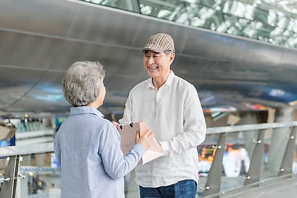 포토 JPG 주간 여자 노년 남자 여행 실내 선물 서기 미소 상반신 두명 앞모습 뒷모습 쇼핑백 노부부 한국인 60대 공항 주기 인천국제공항 노인만 국내포토 자연요소 부부 뷰포인트 가방 교통시설 모션 표정 사람 동양인 성인 내부 인천 성인만 파일형식