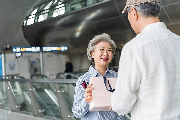 포토 JPG 주간 여자 노년 남자 여행 실내 선물 서기 미소 상반신 두명 앞모습 뒷모습 쇼핑백 노부부 기쁨 한국인 60대 공항 주기 인천국제공항 노인만 국내포토 자연요소 부부 감정 뷰포인트 가방 교통시설 모션 표정 사람 동양인 성인 내부 인천 성인만 파일형식