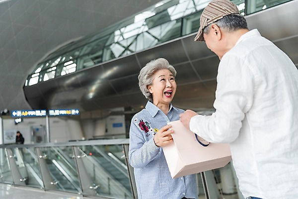 포토 JPG 주간 여자 노년 남자 여행 실내 선물 서기 상반신 두명 앞모습 뒷모습 쇼핑백 노부부 놀람 기쁨 한국인 60대 공항 주기 인천국제공항 노인만 국내포토 자연요소 부부 감정 뷰포인트 가방 교통시설 모션 표정 사람 동양인 성인 내부 인천 성인만 파일형식