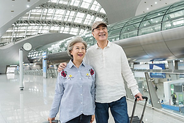포토 JPG 주간 응시 여자 노년 남자 여행 실내 서기 미소 상반신 두명 앞모습 걷기 캐리어 노부부 한국인 잡기 60대 공항 인천국제공항 노인만 어깨에손 국내포토 자연요소 부부 시선 뷰포인트 교통시설 모션 표정 사람 동양인 성인 내부 여행가방 인천 성인만 파일형식