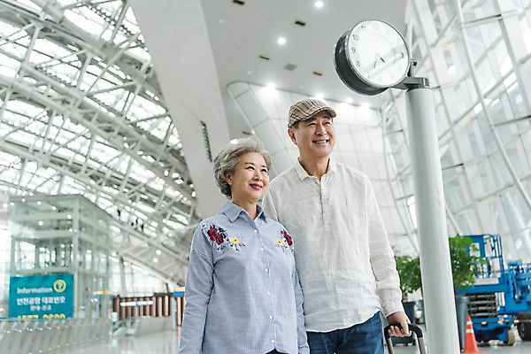 포토 JPG 주간 응시 여자 노년 남자 여행 실내 서기 미소 상반신 두명 앞모습 캐리어 노부부 한국인 60대 공항 시계탑 인천국제공항 노인만 국내포토 자연요소 부부 시선 뷰포인트 교통시설 모션 표정 사람 동양인 성인 내부 탑 여행가방 인천 성인만 파일형식