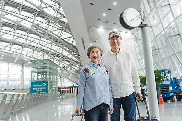 포토 JPG 주간 여자 노년 남자 여행 실내 서기 웃음 상반신 두명 앞모습 캐리어 노부부 한국인 잡기 60대 공항 시계탑 인천국제공항 노인만 국내포토 자연요소 부부 뷰포인트 교통시설 모션 표정 사람 동양인 성인 내부 탑 여행가방 인천 성인만 파일형식