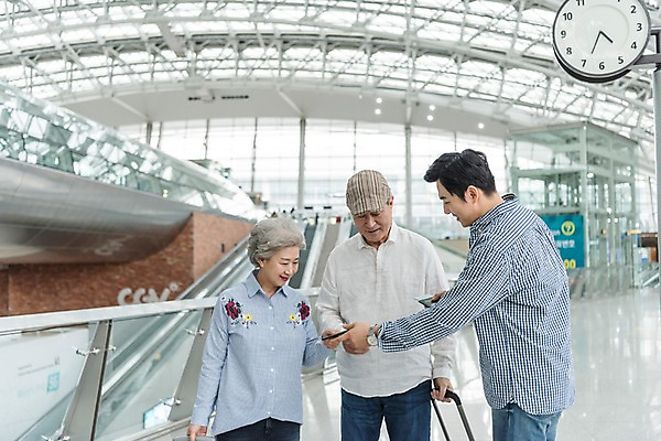 포토 JPG 주간 여자 남자 아들 여행 가족 실내 미소 상반신 성인 앞모습 옆모습 세명 30대 캐리어 노부부 한국인 자녀 잡기 60대 공항 항공권 시계탑 주기 여권 인천국제공항 국내포토 자연요소 부부 노년 뷰포인트 관계 교통시설 모션 표정 사람 동양인 내부 장년 탑 여행가방 티켓 인천 파일형식