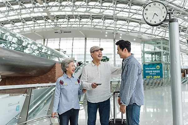 포토 JPG 주간 여자 남자 아들 여행 가족 실내 웃음 상반신 성인 앞모습 옆모습 세명 30대 캐리어 노부부 한국인 자녀 60대 공항 항공권 시계탑 주기 여권 인천국제공항 국내포토 자연요소 부부 노년 뷰포인트 관계 교통시설 모션 표정 사람 동양인 내부 장년 탑 여행가방 티켓 인천 파일형식