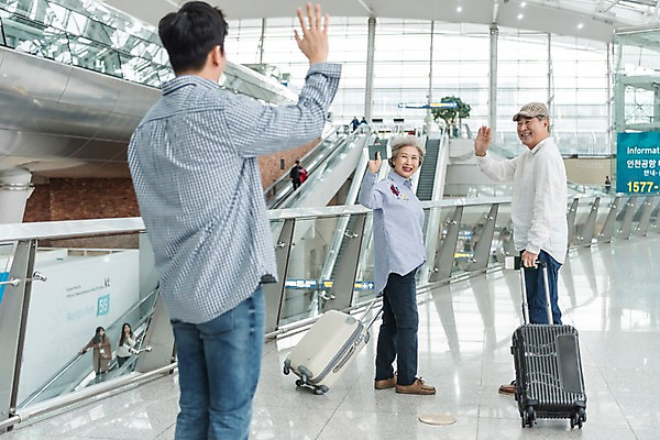 포토 JPG 주간 전신 여자 남자 아들 여행 가족 실내 서기 웃음 상반신 성인 앞모습 세명 30대 캐리어 노부부 한국인 자녀 60대 공항 여권 손인사 배웅 인천국제공항 국내포토 자연요소 부부 노년 뷰포인트 관계 교통시설 모션 표정 사람 동양인 내부 장년 여행가방 인사 인천 파일형식