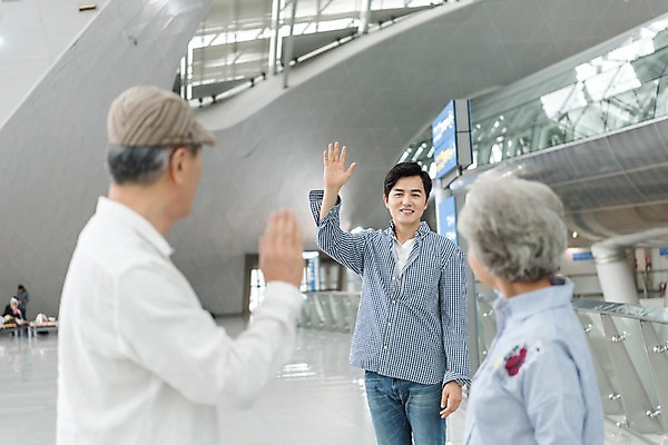 포토 JPG 주간 여자 남자 아들 여행 가족 실내 미소 상반신 성인 앞모습 뒷모습 세명 30대 노부부 한국인 자녀 60대 공항 손인사 인천국제공항 국내포토 자연요소 부부 노년 뷰포인트 관계 교통시설 표정 사람 동양인 내부 장년 인사 인천 파일형식