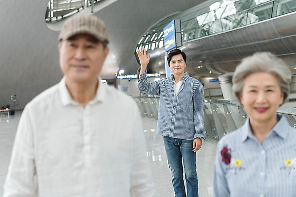 포토 JPG 주간 전신 여자 남자 아들 여행 가족 실내 미소 상반신 성인 앞모습 세명 30대 노부부 한국인 자녀 60대 공항 손인사 인천국제공항 국내포토 자연요소 부부 노년 뷰포인트 관계 교통시설 표정 사람 동양인 내부 장년 인사 인천 파일형식