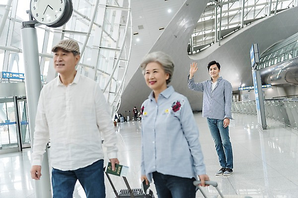 포토 JPG 주간 전신 여자 남자 아들 여행 가족 실내 서기 미소 상반신 성인 앞모습 세명 30대 걷기 캐리어 노부부 한국인 자녀 인사 60대 공항 시계탑 여권 손인사 인천국제공항 국내포토 자연요소 부부 노년 뷰포인트 관계 교통시설 모션 표정 사람 동양인 내부 장년 탑 여행가방 예절 인천 파일형식