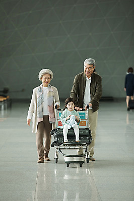 포토 JPG 주간 전신 여자 할아버지 노년 남자 할머니 어린이 손녀 실내 미소 앉기 소녀 앞모습 세명 걷기 캐리어 노부부 카트 한국인 잡기 60대 공항 인천국제공항 국내포토 자연요소 부부 뷰포인트 교통시설 모션 표정 사람 동양인 성인 내부 여행가방 손주 인천 파일형식