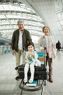 포토 JPG 주간 전신 여자 할아버지 노년 남자 할머니 어린이 손녀 실내 서기 미소 앉기 소녀 앞모습 세명 캐리어 노부부 카트 한국인 60대 공항 손하트 인천국제공항 국내포토 자연요소 부부 뷰포인트 교통시설 모션 표정 사람 동양인 손짓 성인 내부 여행가방 손주 인천 파일형식