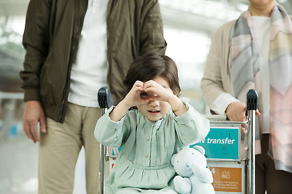 포토 JPG 주간 여자 할아버지 노년 남자 할머니 어린이 손녀 실내 앉기 소녀 상반신 앞모습 세명 걷기 노부부 카트 한국인 60대 공항 손하트 인천국제공항 국내포토 자연요소 부부 뷰포인트 교통시설 모션 사람 동양인 손짓 성인 내부 손주 인천 파일형식