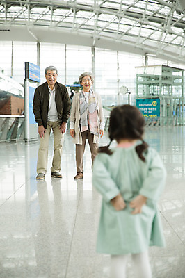 포토 JPG 주간 전신 응시 여자 할아버지 노년 남자 할머니 어린이 손녀 실내 서기 미소 소녀 앞모습 뒷모습 아웃포커스 세명 노부부 한국인 60대 공항 인천국제공항 국내포토 자연요소 부부 시선 뷰포인트 교통시설 모션 촬영기법 표정 사람 동양인 성인 내부 손주 인천 파일형식