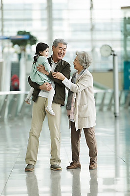 포토 JPG 주간 전신 여자 할아버지 노년 남자 할머니 어린이 안기 손녀 실내 서기 웃음 소녀 앞모습 옆모습 세명 손들기 노부부 한국인 60대 공항 인천국제공항 국내포토 자연요소 부부 뷰포인트 교통시설 모션 표정 사람 동양인 성인 내부 손주 인천 파일형식