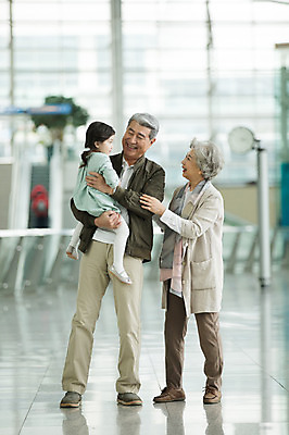 포토 JPG 주간 전신 응시 여자 할아버지 노년 남자 할머니 어린이 안기 손녀 실내 서기 웃음 소녀 앞모습 옆모습 세명 노부부 한국인 60대 공항 인천국제공항 국내포토 자연요소 부부 시선 뷰포인트 교통시설 모션 표정 사람 동양인 성인 내부 손주 인천 파일형식