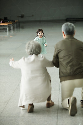 포토 JPG 주간 전신 부부 여자 할아버지 노년 남자 할머니 어린이 가족 팔벌리기 손녀 실내 웃음 앉기 소녀 앞모습 뒷모습 세명 달리기 한국인 60대 공항 무릎꿇기 인천국제공항 국내포토 자연요소 커플 뷰포인트 관계 교통시설 모션 표정 사람 동양인 성인 내부 손주 인천 파일형식