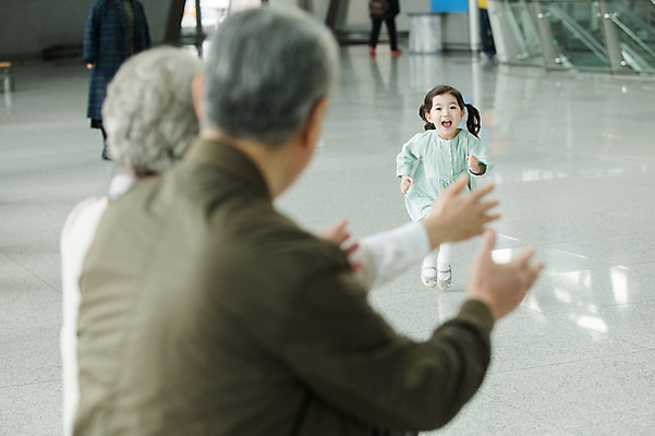 포토 JPG 주간 전신 부부 여자 할아버지 노년 남자 할머니 어린이 가족 팔벌리기 손녀 실내 웃음 앉기 소녀 상반신 앞모습 뒷모습 세명 달리기 한국인 60대 공항 인천국제공항 국내포토 자연요소 커플 뷰포인트 관계 교통시설 모션 표정 사람 동양인 성인 내부 손주 인천 파일형식