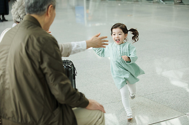 포토 JPG 주간 전신 부부 여자 할아버지 노년 남자 할머니 어린이 가족 팔벌리기 손녀 실내 앉기 소녀 상반신 앞모습 뒷모습 세명 달리기 한국인 60대 공항 인천국제공항 국내포토 자연요소 커플 뷰포인트 관계 교통시설 모션 사람 동양인 성인 내부 손주 인천 파일형식 교통 한국 인종 시설 아시아 나라