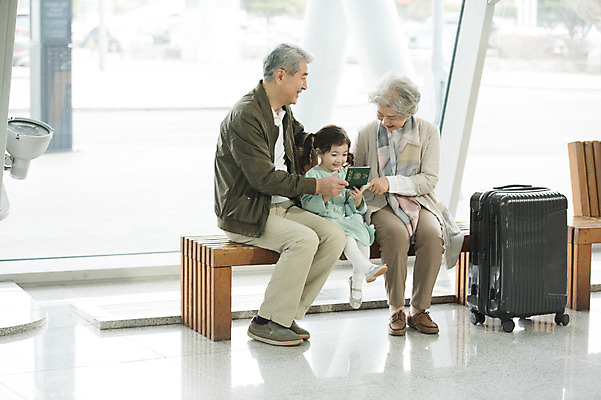 포토 JPG 주간 전신 부부 응시 여자 할아버지 노년 남자 할머니 어린이 여행 의자 가족 손녀 실내 미소 앉기 소녀 앞모습 옆모습 세명 캐리어 한국인 60대 공항 확인 여권 인천국제공항 국내포토 자연요소 커플 시선 뷰포인트 가구 관계 교통시설 모션 표정 사람 동양인 성인 내부 여행가방 손주 인천 파일형식