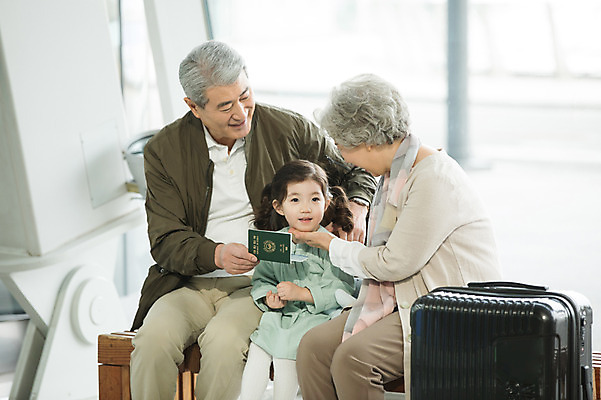 포토 JPG 주간 부부 여자 할아버지 노년 남자 할머니 어린이 여행 의자 가족 손녀 실내 미소 앉기 소녀 상반신 앞모습 옆모습 세명 캐리어 한국인 60대 공항 여권 인천국제공항 국내포토 자연요소 커플 뷰포인트 가구 관계 교통시설 모션 표정 사람 동양인 성인 내부 여행가방 손주 인천 파일형식
